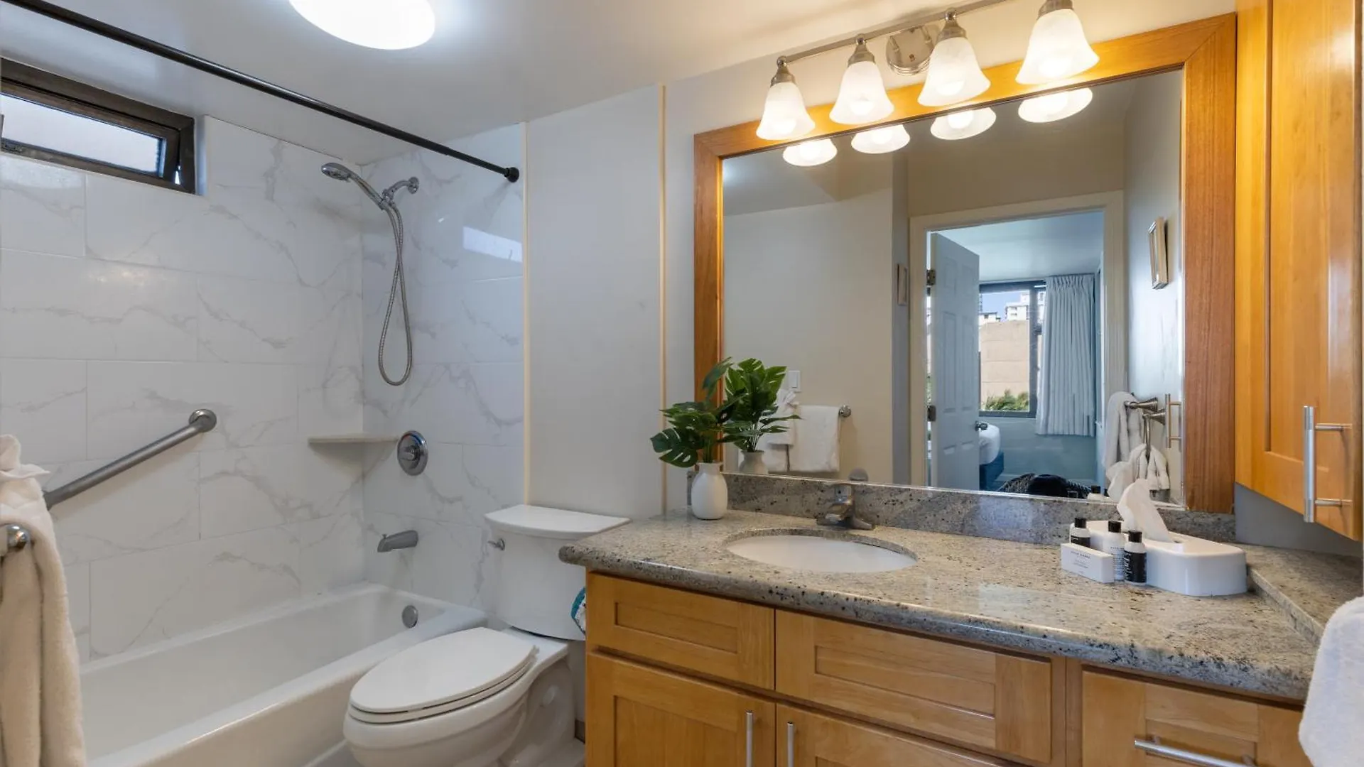 아파트 Spacious 8Th Floor Waikiki Condo With City Views, Full Kitchen & Free Parking 호놀룰루