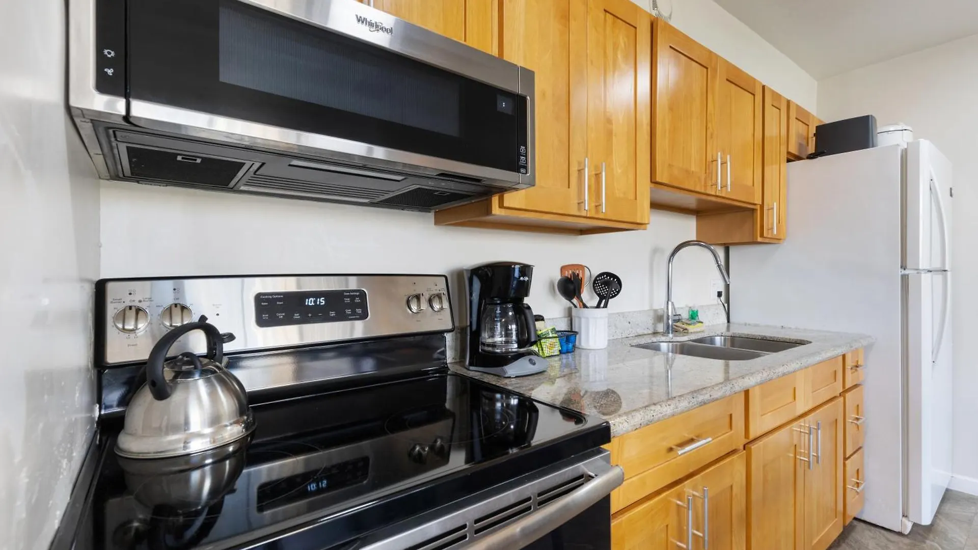 Spacious 8Th Floor Waikiki Condo With City Views, Full Kitchen & Free Parking Honolulu